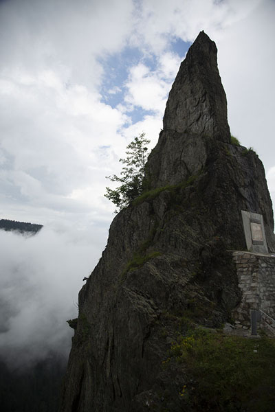 Foto di Rock formation next to the road on the north side of the pass - Rumania - Europa