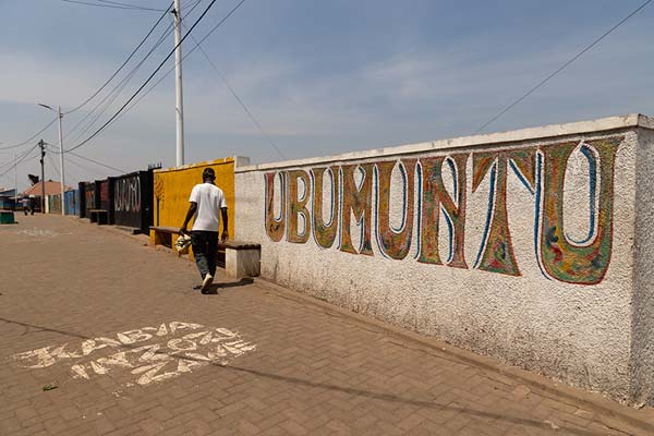 Foto van Wall in Nyamirambo with Ubumuntu, or Humanity, painted on it - Rwanda - Afrika