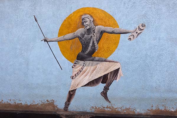 Foto di Wall painting depicting a traditional Rwandan man with spear and shieldKigali - Ruanda