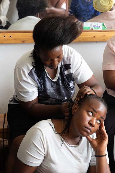 Foto van Women in a hairdresser class in NyamiramboKigali - Rwanda