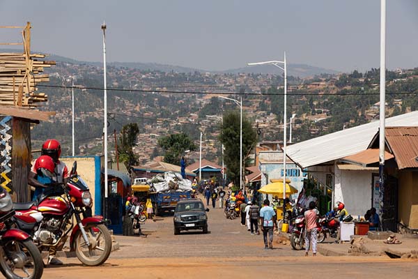 Foto de Street in Nyamirambo with motor cyclists waiting for customersKigali - Ruanda