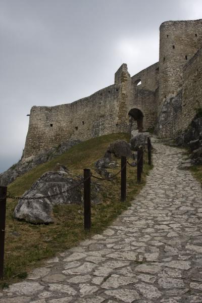 Stone path leading up to the entrance gate of the upper part of Spiš Castle | Castello di SpiÅ¡ | Slovacchia