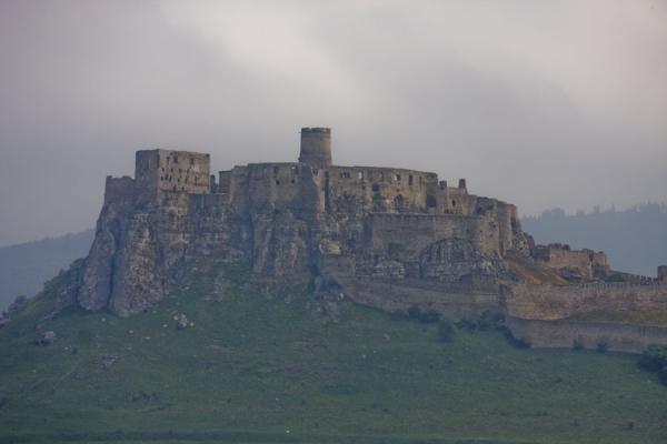 The contours of Spiš Castle dominating the surrounding area | Castello di SpiÅ¡ | Slovacchia