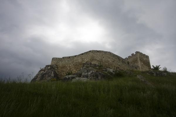 Looking up at the defensive wall of Spiš Castle from the hill below | Castello di SpiÅ¡ | Slovacchia