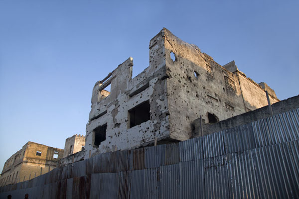 More buildings full of bullet holes, and without roofs | Mogadishu ruines | SomaliÃ«