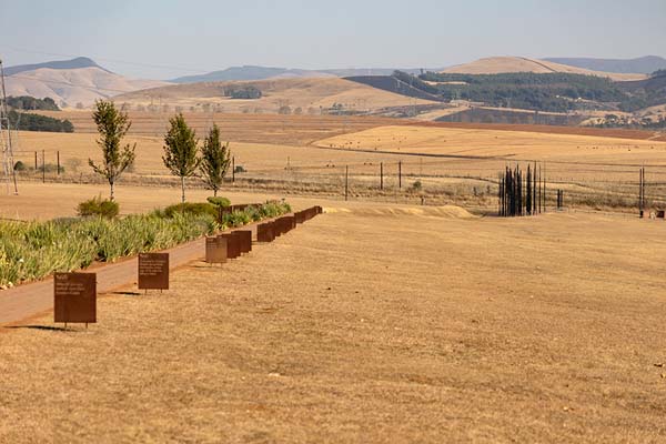 MArkers of the long walk to freedom and the monument on the right | Mandela Capture Site | Africa del Sud