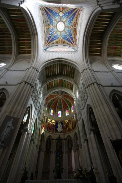 Ceiling of the Almudena Cathedral: under the central dome | CathÃ©drale de l\'Almudena | l'Espagne