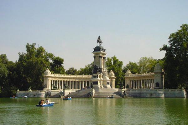 Central lake at Parque del Retiro | Madrid Parks | Spain