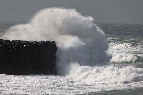 Foto di Wave crashing on basalt rock at the north coast of Xiaomen island - Taiwan - Asia