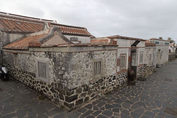 Traditional houses and streets in the village of Erkan on Xiyu island | Penghu Eilanden | Taiwan