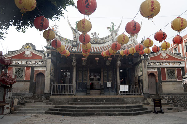 Lanterns hanging over the square with Tianhou temple in Magong | Isole Penghu | Taiwan