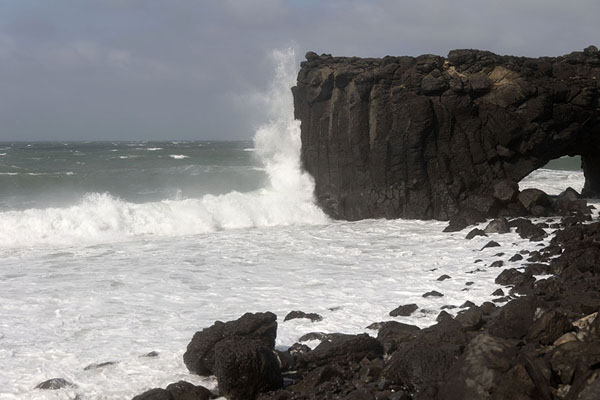 Waves crashing against the rock at Whale Cave on Xiaomen island | Penghu Eilanden | Taiwan