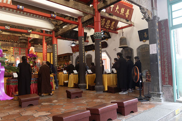 People dressed in black in Guanyin Temple in Magong | Iles Penghu | Taiwan