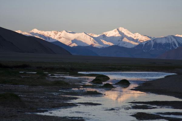 First rays of light reflected in the waters of Lake Kara Kul | Lago Kara Kul | Tagikistan