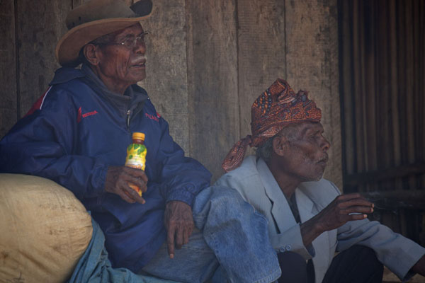 Two men just watching life at the market | Mercato di Maubisse | Timor Est