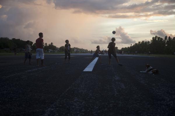 Foto di Practicing rugby on the eastern side of the runway of Funafuti Atoll airportVaiaku - 