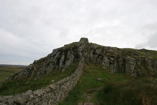 Picture of Hadrian's wall negotiating rocky cliffs (Hadrian's Wall, United Kingdom)