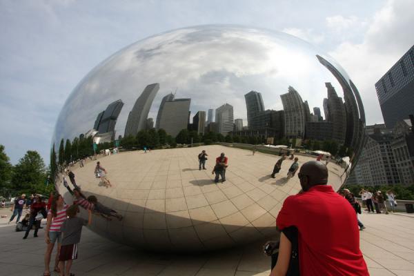 Having a look at the Chicago skyline reflected in the Bean | Chicago Millennium Park | les Etats-Unis