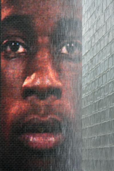 Huge face at one of the water towers of Crown Fountain | Chicago Millennium Park | les Etats-Unis