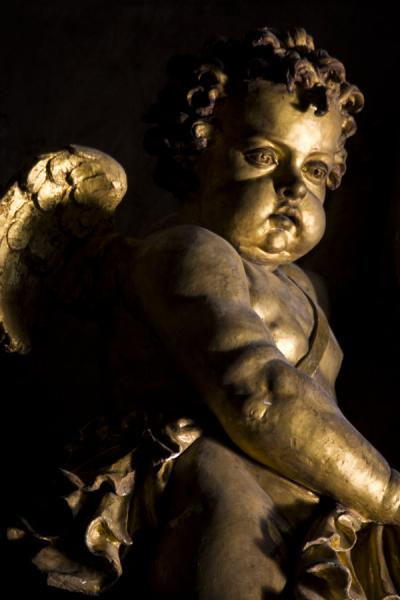 Close-up of a statue of an angel above a statue of Saint Peter inside Saint Peters basilica | Basilique Saint Pierre | CitÃ© du Vatican