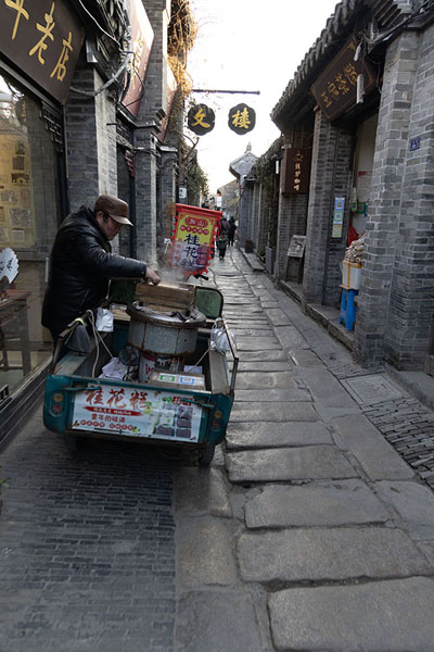 Photo de Street seller in an alley of Hexia in the old part of townHuai'an - Chine