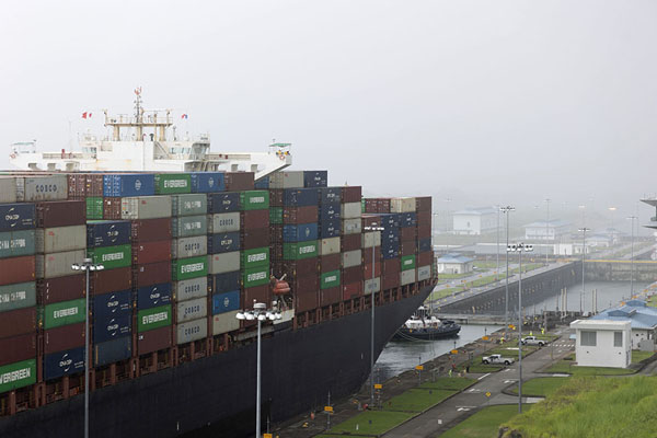 Photo de Container ship in the upper chamber of the Agua Clara locksColón - le Panama