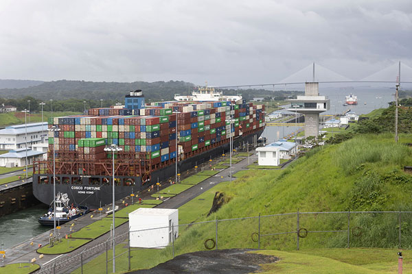 Photo de Container ship in the second chamber of Agua Clara locksColón - le Panama