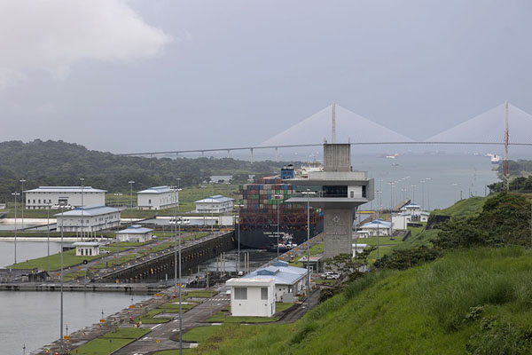 Photo de Container ship in the last chamber of the Agua Clara locksColón - le Panama