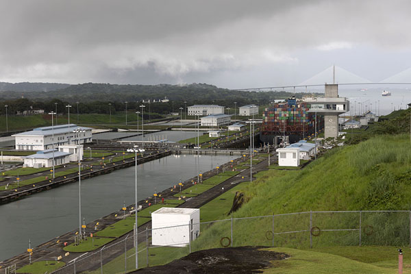 Photo de Looking out over the Agua Clara locks with the Atlantic Bridge in the backgroundColón - le Panama