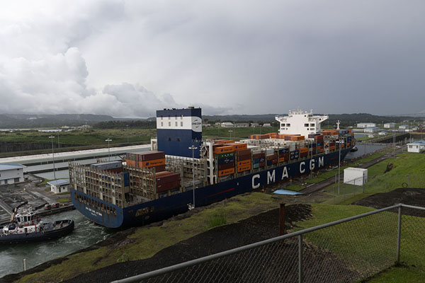 Photo de Container ship in one of the three chambers of the Agua Clara locksColón - le Panama