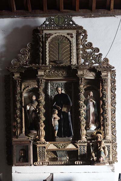 Picture of Basilica Menor Santiago Apostol (Panama): Richly decorated altar on a wall inside the Basilica Menor Santiago Apostol