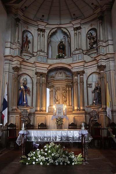 Picture of Basilica Menor Santiago Apostol (Panama): Richly decorated alter of the Basilica Menor Santiago Apostol in Natá