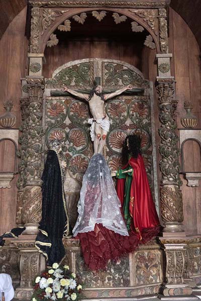 Picture of Basilica Menor Santiago Apostol (Panama): Wooden carving on a wall of the Basilica de Natá